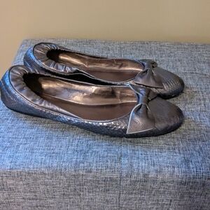B. Makowsky Pewter Textured Flats with Bow Size 10